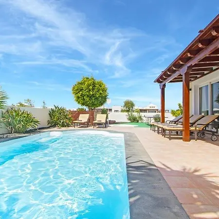 Βίλα In Playa Blanca Sleeps 8 With Pool Air Con And Wifi *
